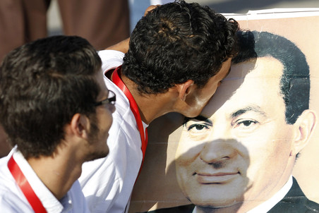 Бывший египетский диктатор Хосни Мубарак прибыл в суд на каталке