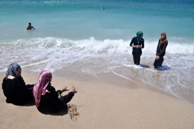 Мусульмане на пляже и после