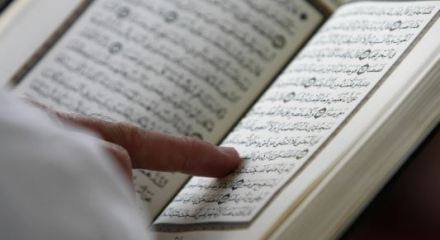 Можно ли делать хатм Коран на кириллице, или все же лучше учиться читать арабским буквам?