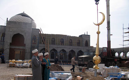 На минареты Белой мечети установили золотые полумесяцы