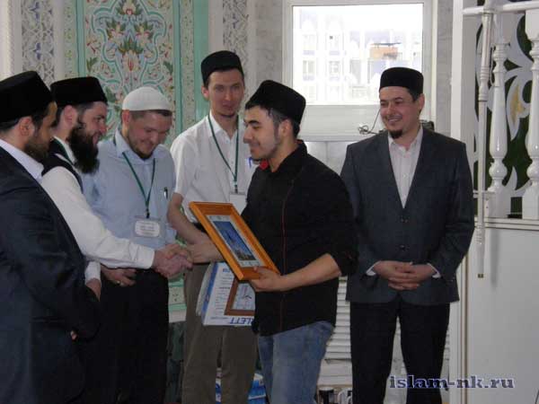 Конкурс чтения Корана среди прихожан мечети