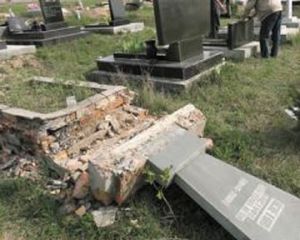 Вандалы осквернили мусульманское кладбище в Астрахани