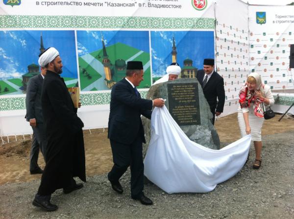 Р.Минниханов заложил камень в строительство Казанской мечети
