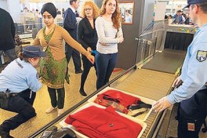 Во французских аэропортах мусульманок подвергают унизительному досмотру