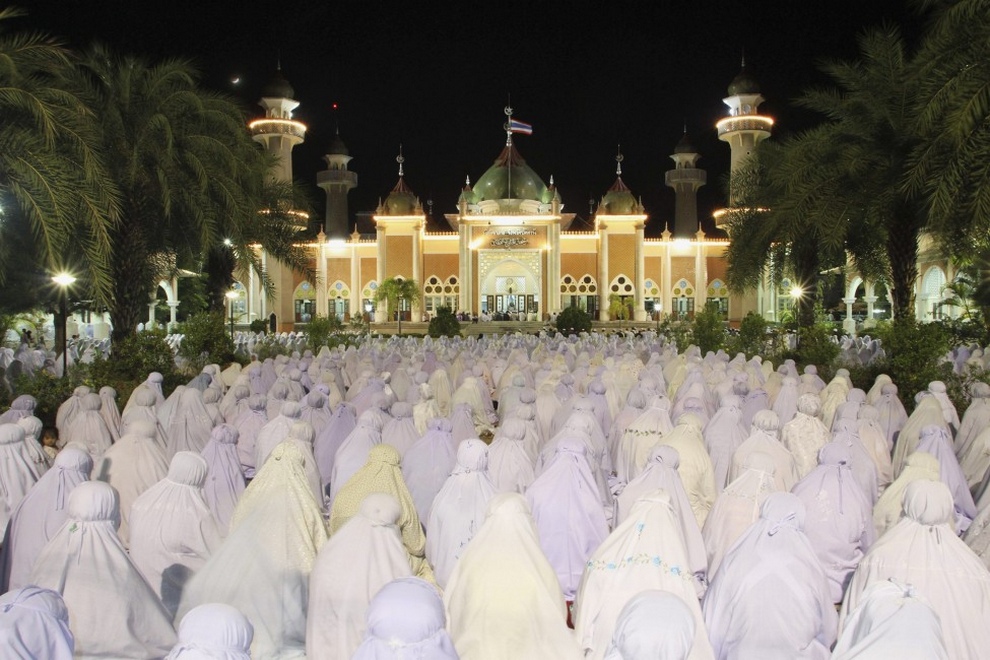 Тайские мусульманки молятся у мечети в южной провинции Паттани