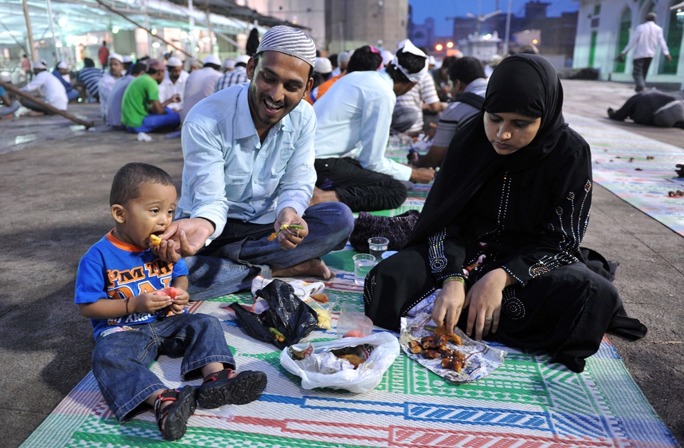 Мусульманская семья разговляется в мечети Мекка в Хайдарабаде