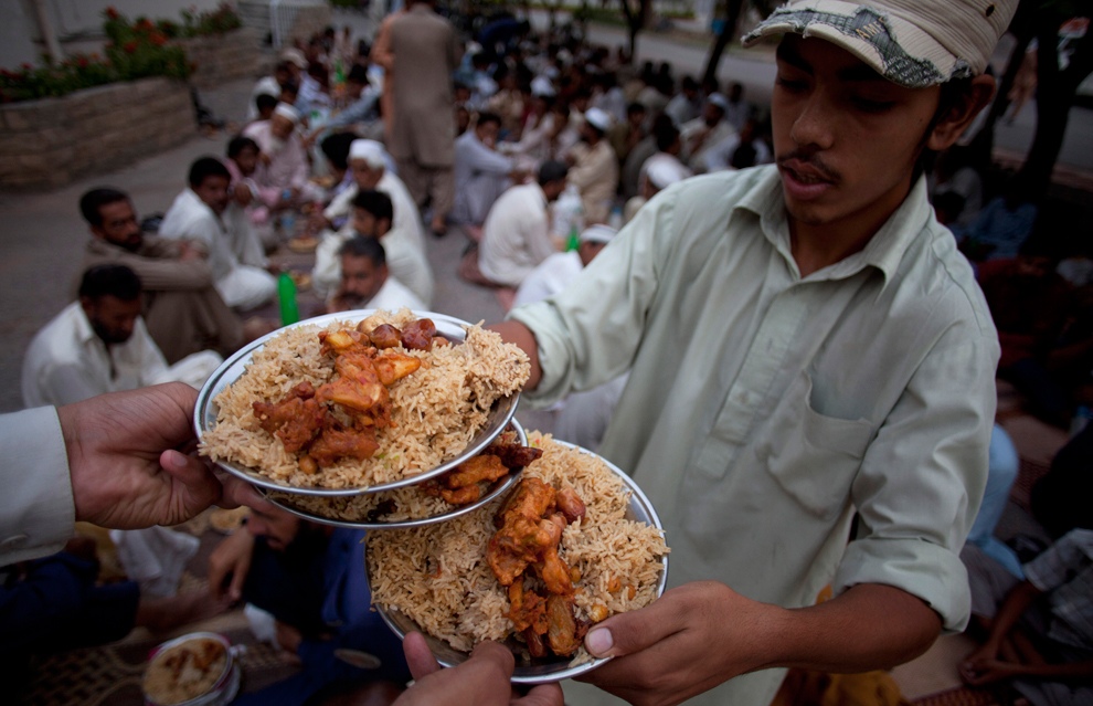 Пакистанские добровольцы раздают пищу для людей
