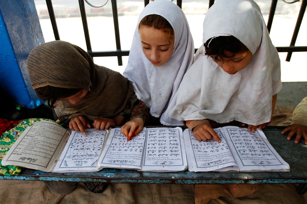 Девочки читают Коран в мечети Джелалабада