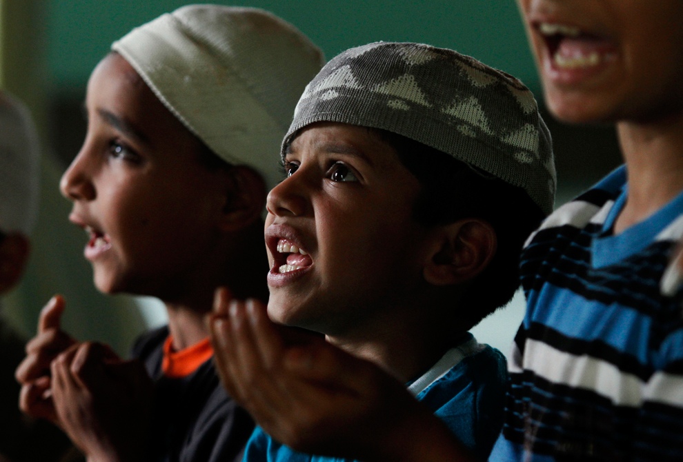 Кашмирские мусульмане молятся во время занятий в школе