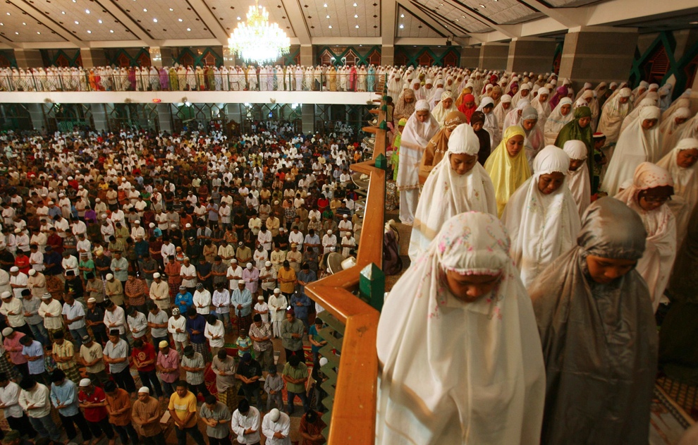 Мусульмане собираются на массовую молитву «Таравих» в мечети в Макасаре