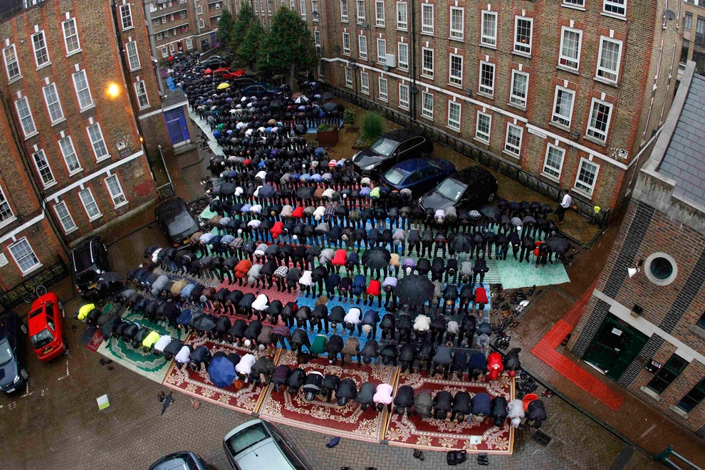 Мусульмане совершают Джума-намаз (пятничную послеполуденную молитву) около мечети в Лондоне