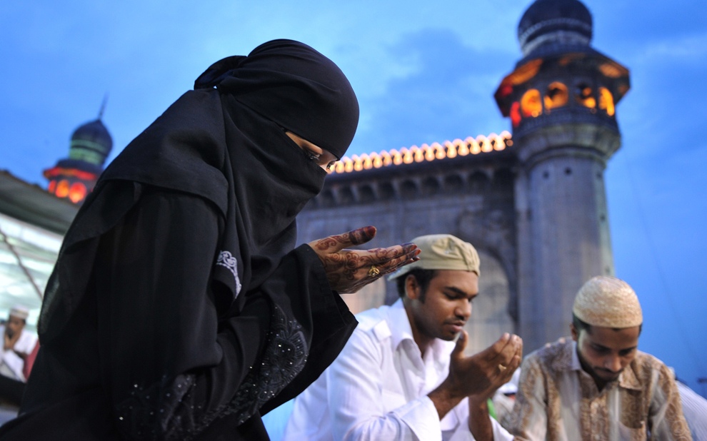  Индийские мусульмане молятся перед разговением в мечети Мекка