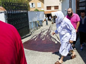Во Франции мечеть атаковали свиными головами