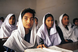 В Пакистане сожгли школу для девочек
