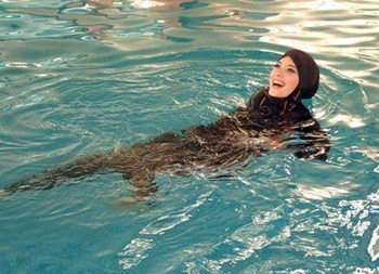 Мусульманка в аквапарке