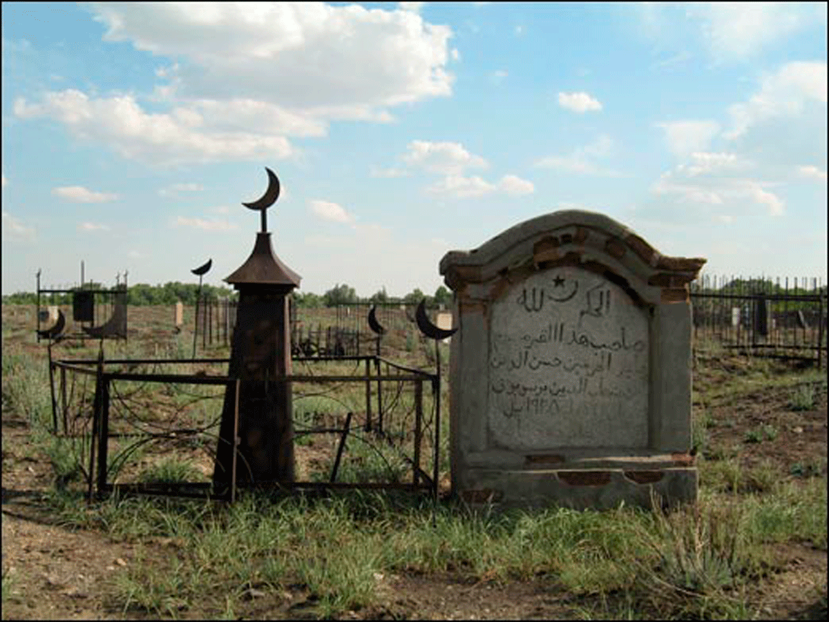 Вандалы осквернили мусульманское кладбище