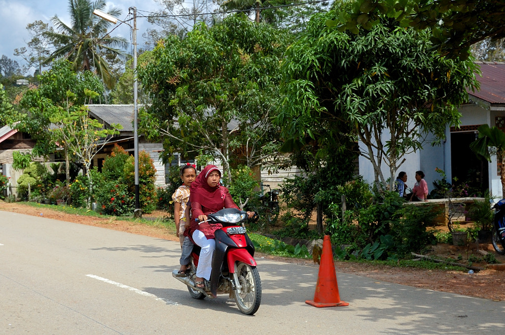 Индонезийские власти выдумали способ «женской» езды на мотоцикле