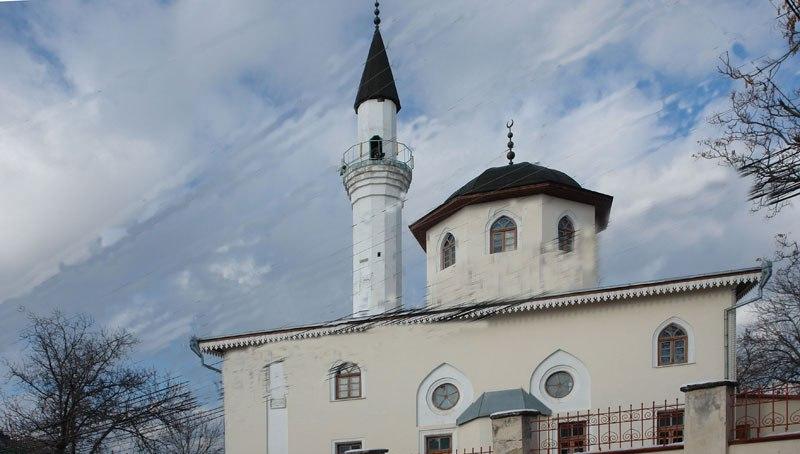 В Крыму школьники забросали камнями мечеть