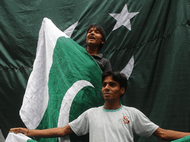 Пакистанская молодежь поддерживает шариат