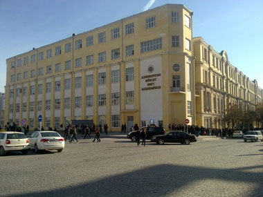 Студентов с бородой и студенток в хиджабах не пускают в Нефтяную академию Азербайджана