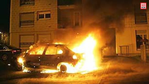 Неизвестные в ХМАО сожгли гараж вместе с автомобилем имама