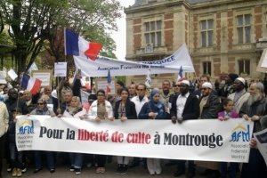 Во Франции прошел масштабный митинг в защиту мечети