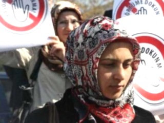 В Париже состоялся митинг мусульманок в хиджабах