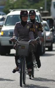 Индонезийскую полицию просят разрешить хиджаб
