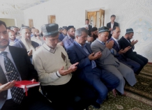 Духовенство Таджикистана встретится с президентом в одинаковой одежде