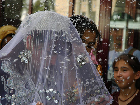 Таджички-мусульманки не должны выходить замуж за иноверцев – парламентарий