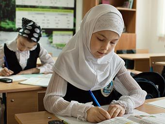 Имам Махачкалы просит не вводить в школах запрет на исламские головные уборы