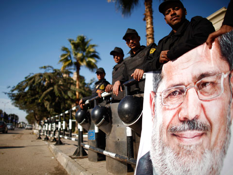Сторонников свергнутого Мухаммеда Мурси разгоняли газом и дробью