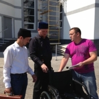 НИБФ «Ярдэм» преподнесли в подарок инвалидную коляску с электроприводом