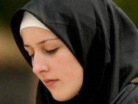 Во Франции жители Траппе вступились за женщину в хиджабе