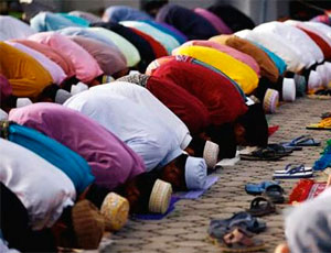 На острове Ява от чиновников-мусульман требуют молиться перед работой