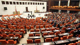 Женщины-депутаты появились на заседании парламента Турции в платках впервые за 14 лет