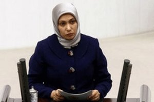 В турецком парламенте впервые за 83 года выступила парламентарий в хиджабе