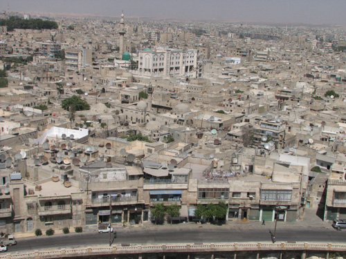 За восемь дней при обстрелах сирийского Алеппо погибли 300 человек