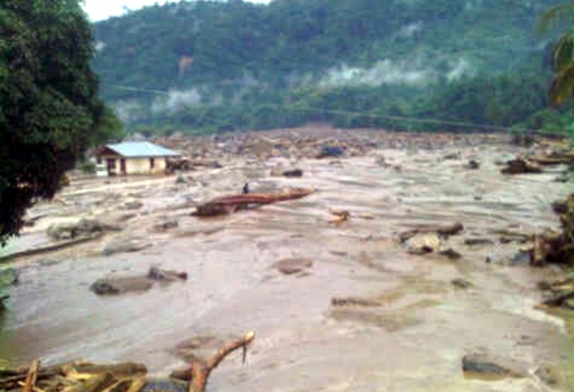 При наводнениях в Индонезии погибли 13 человек