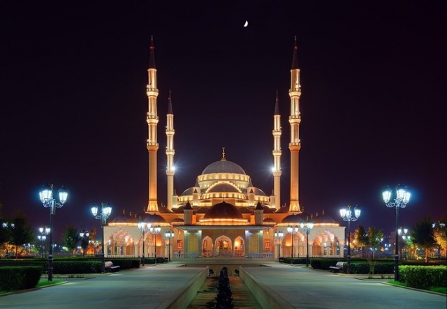 В центральной мечети Грозного открылась выставка священных реликвий