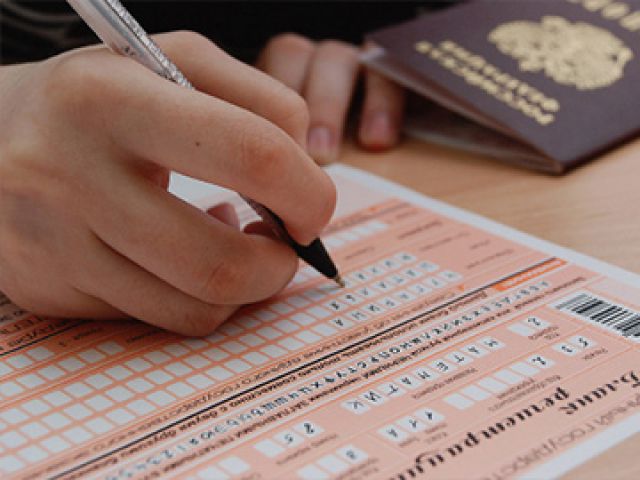 Выпускники, сдающие ЕГЭ, смогут получить паспорт в упрощенном режиме.