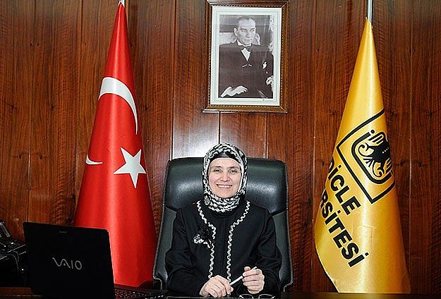 Турция: Женщина в хиджабе стала президентом университета