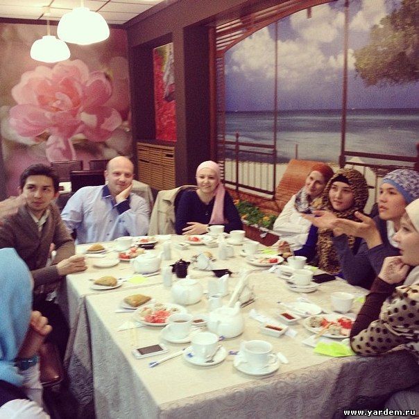 В Казани состоялось собрание мусульманской молодежи в кафе "Рэйхан"