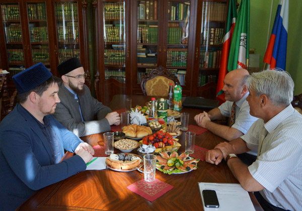 Муфтий Татарстана провёл встречу с представителем посольства Германии Кнутом Цуханом