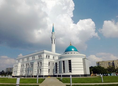 1 июня на площади мечети "Ярдэм" под открытым небом выступят три театра