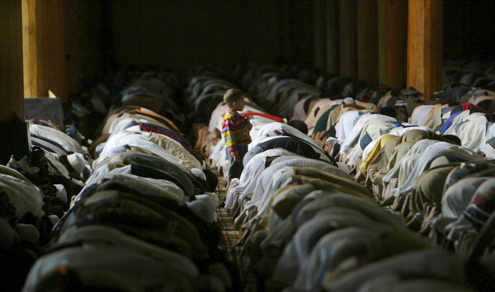 Мусульмане возносят молитвы в мечети «Джами Масджит»