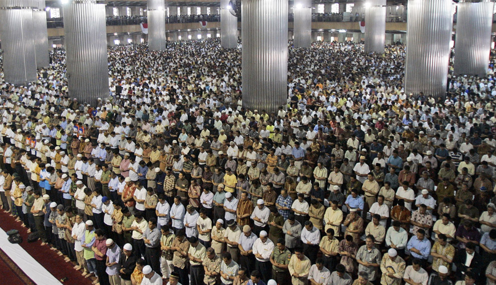 Индонезийские мужчины молятся в самой большой в юго-западной Азии мечети «Истикал»