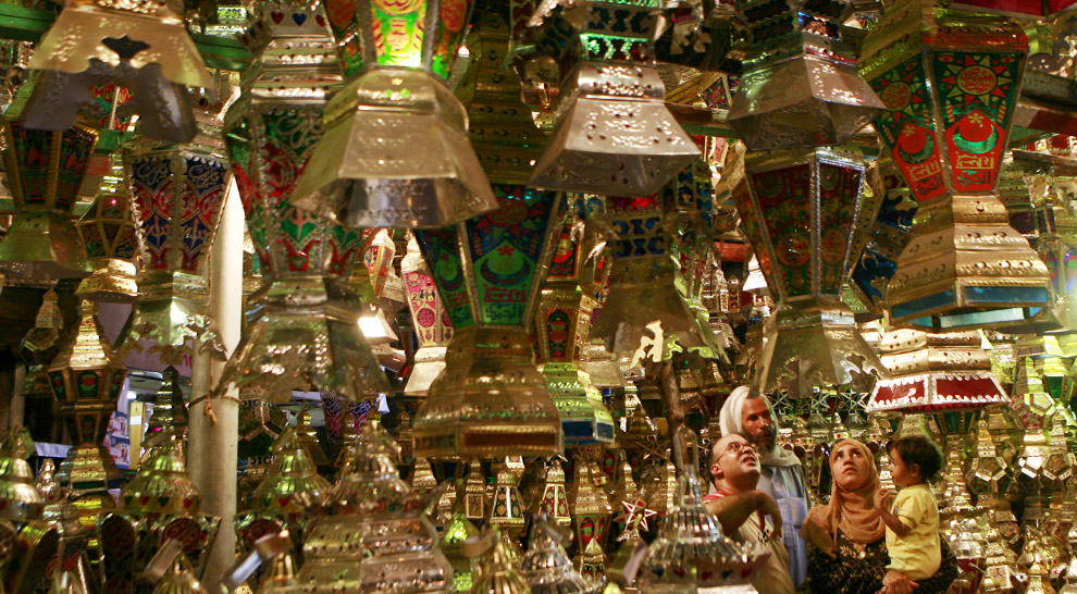 Египетская семья выбирает на рынке фанус.