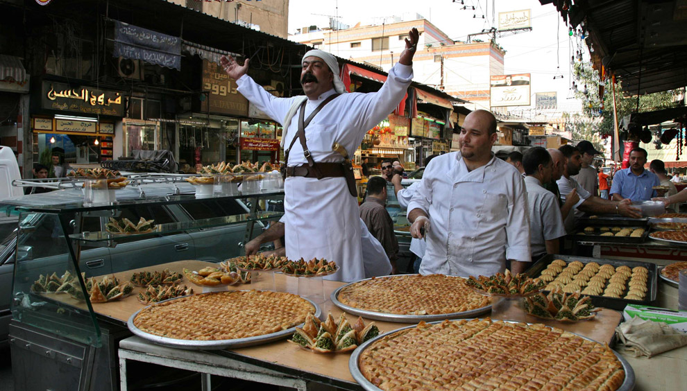 Дамаск. Продавец сладостей призывает покупателей.