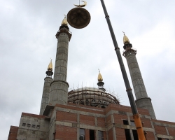 На купол крупнейшей в России Соборной мечети установили полумесяц